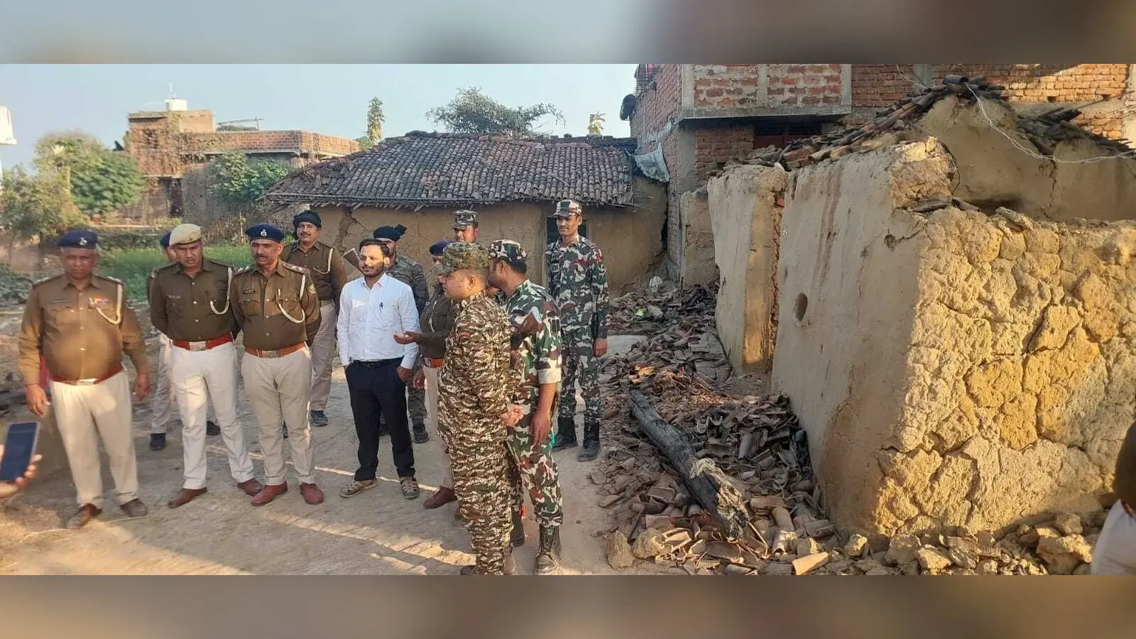 Gaya News : पुलिस ने घर पर किये गये कब्जे को हटवाया