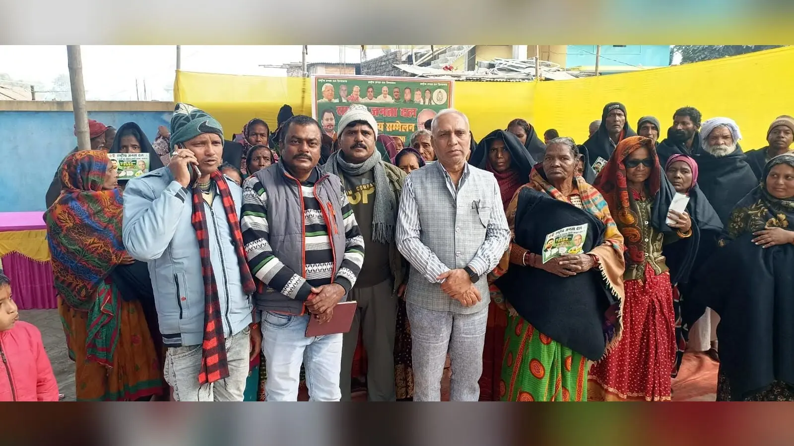 राजद नेता ने किया कंबल का वितरण
