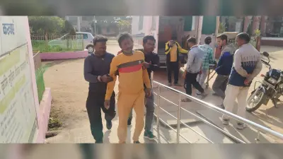 बाइक से गिरकर दो लोग घायल, धनबाद रेफर