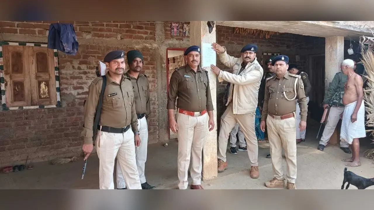 हत्याकांड में फरार चार अभियुक्तों के घरों पर चिपका इश्तेहार