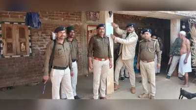 हत्याकांड में फरार चार अभियुक्तों के घरों पर चिपका इश्तेहार