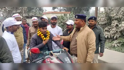 हेलमेट नहीं लगाने वालों को फूल का माला पहनाकर कराया गया शर्मीदा