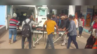 बालू लदे ट्रैक्टर ने बाइक सवार तीन युवकों को रौंदा, एक की मौत