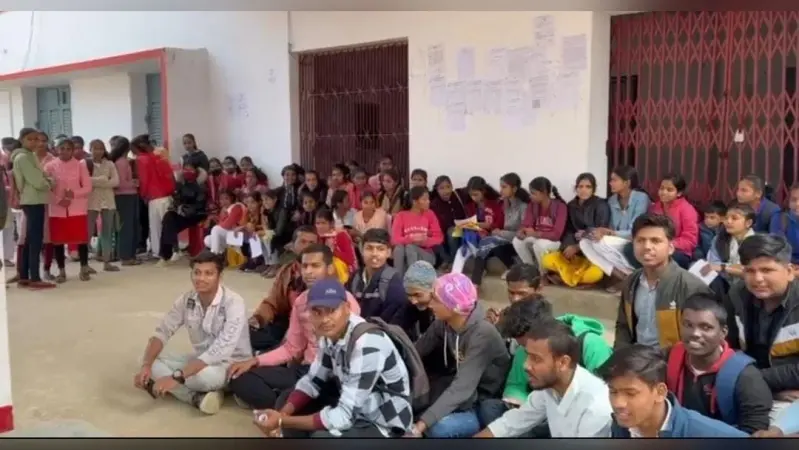 पीबीएस कॉलेज में इंटर प्रायोगिक परीक्षा में पैसा वसूली करने के मामले में छात्रों का प्रदर्शन