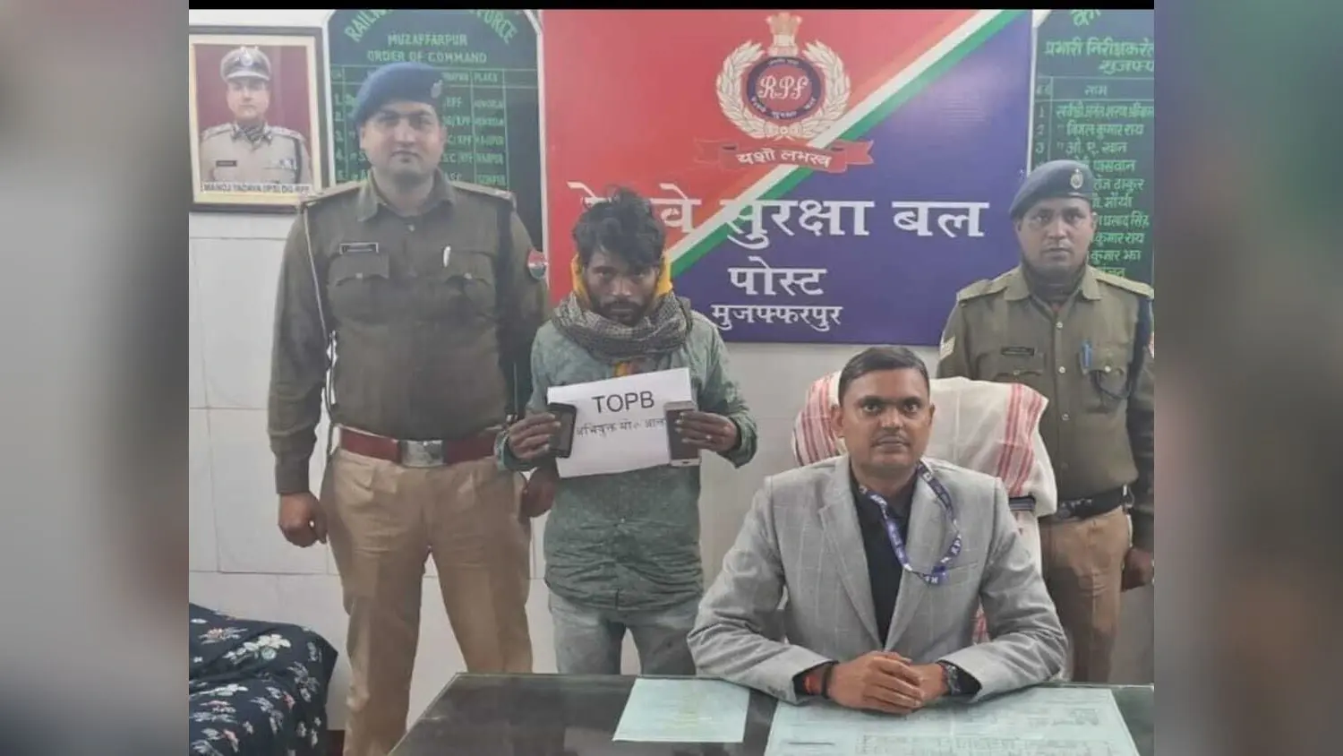 मोबाइल उड़ाकर भाग रहा शातिर पकड़ाया