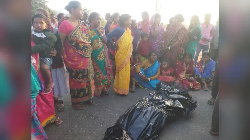 Dhanbad News : हादसे में घायल बाइक सवार की मौत, मुआवजा के लिए शव के साथ रोड जाम