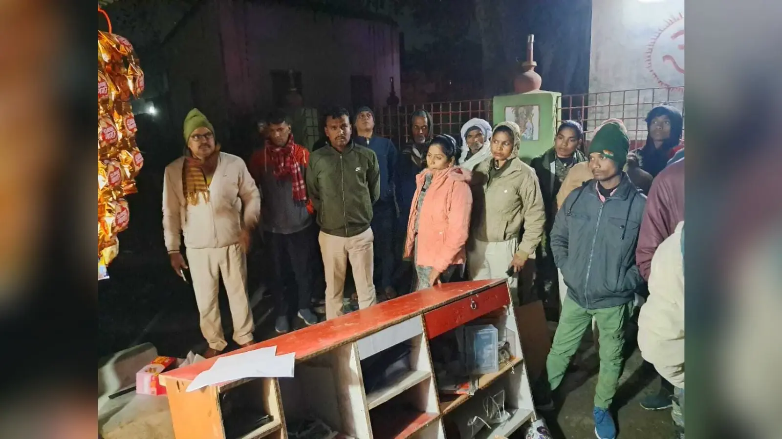 कॉस्मेटिक दुकान में बदमाशों ने की तोड़फोड़ व फायरिंग