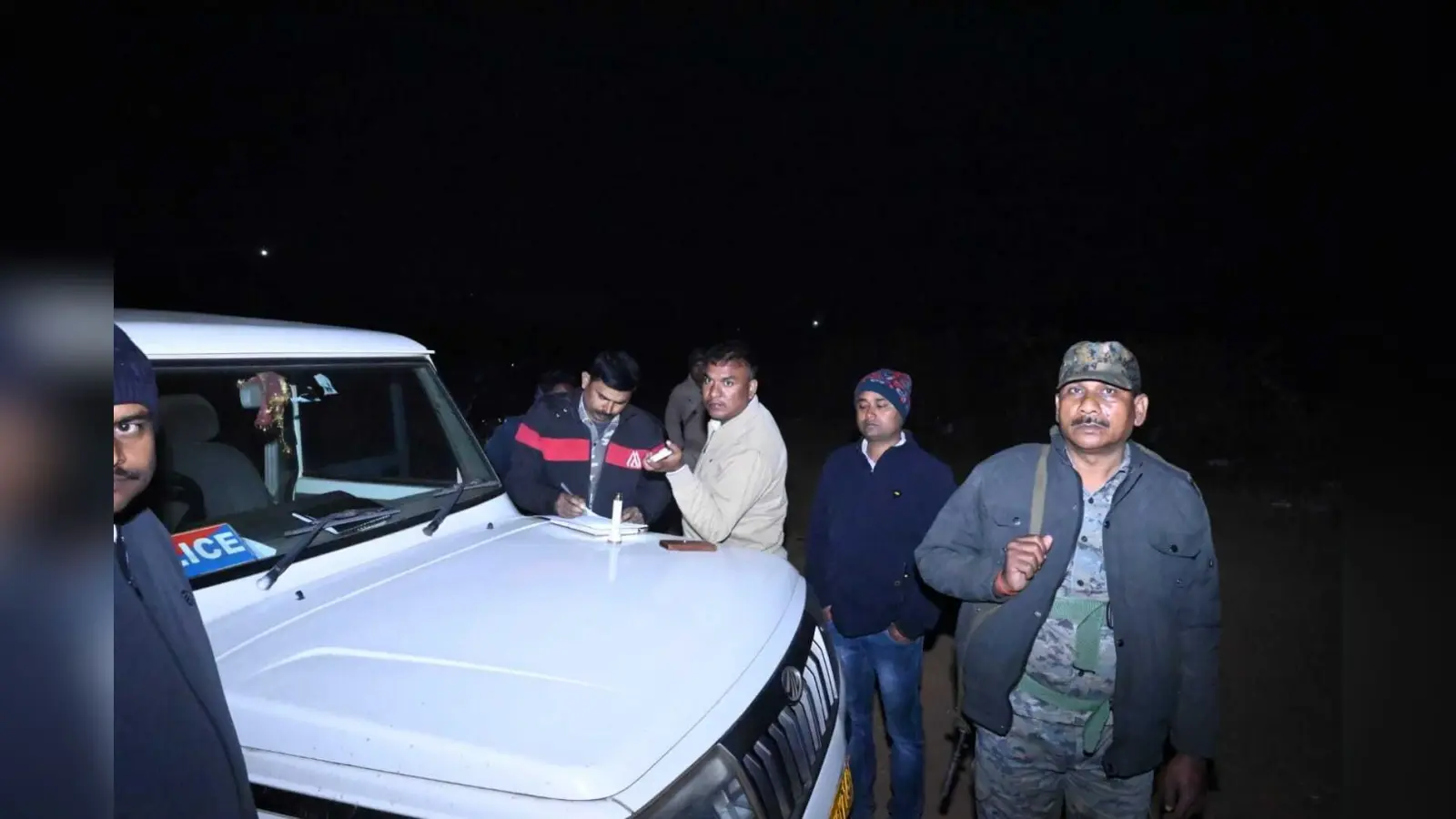 मोहनपुर में जमीन में गड़ा मिला महिला का शव, एक हाथ बाहर निकला था