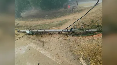 Giridih News: ट्रक ने 19 बिजली पोल तोड़ा, तीन गांव की बिजली बाधित