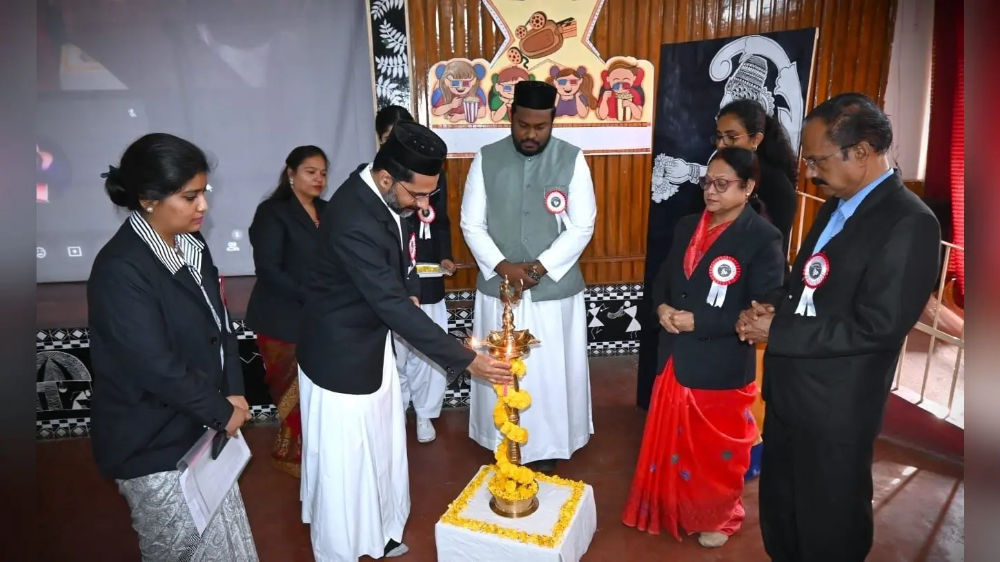 Bokaro News : लोगों को जागरूक करने के लिए फिल्म सशक्त माध्यम : सना शालिनी