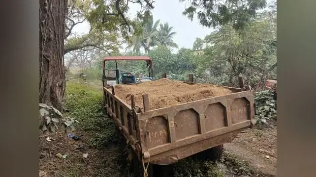 अवैध बालू लदे ट्रैक्टर को किया जब्त