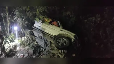 चौरी नदी पुल पर अनियंत्रित स्कॉर्पियो पलटी, बाल-बाल बचे सवार लोग