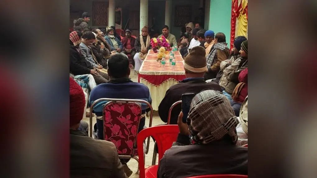मंझेली गांव में किया दही-चूड़ा भोज