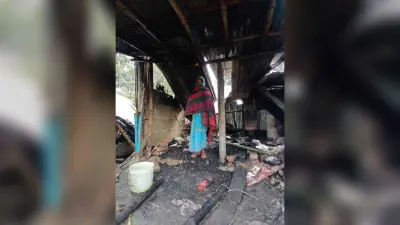 अगलगी में फूस के तीन घर जले