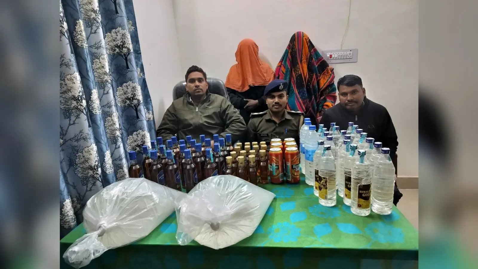 बारसोई पुलिस ने 105 लीटर शराब के साथ दो को किया गिरफ्तार