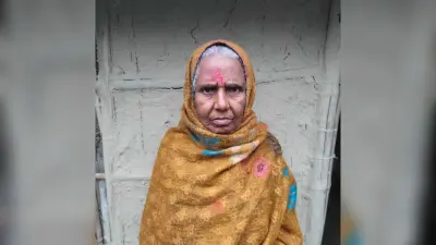 जमीन रजिस्ट्री करा बेटे-बहु ने मारपीट कर मां घर से निकाला