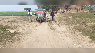 शांति मोड़ बाजार से श्रीधर कॉलोनी नं 10 तक सड़क जर्जर, ग्रामीण परेशान