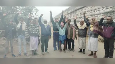 पुल बनाने की मांग को लेकर किसानों का प्रदर्शन