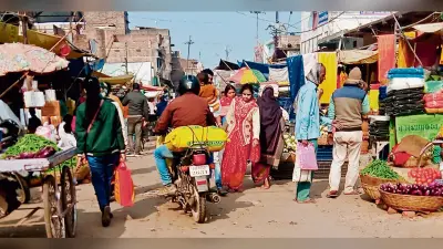 Chapra News : दुकान से सड़क तक 15 फुट दुकानदारों का कब्जा, बची सड़क पर हो रही बेतरतीब पार्किंग