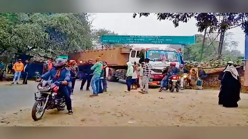 बेलगाम कंटेनर ने कोचिंग से घर लौट रहे दो भाइयों को रौंदा, एक की गयी जान
