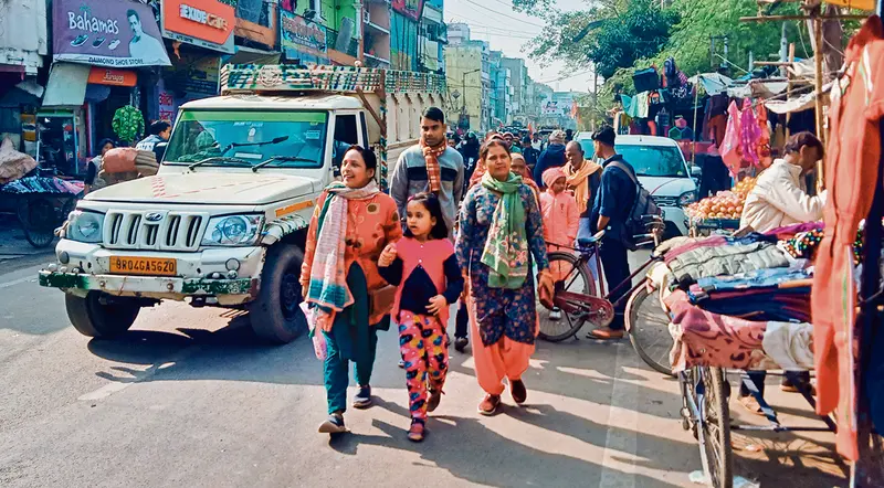 Chapra News : धूप ने दिलायी ठंड से राहत, पटरी पर लौटी दिनचर्या, सुबह और शाम अब भी गलन