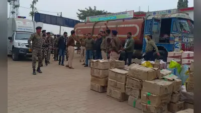 पुलिस की छापेमारी से शराब तस्कर की टूटी कमर पर बड़ी मछली अभी भी गिरफ्त से बाहरभारी मात्रा में पकड़ी गयी शराब की खेप पर धंधेबाजों के गर्दन तक पहुंच नहीं पायी पुलिस बीते तीन महीने में पूर्णिया पुलिस ने पकड़ी विदेशी शराब की तीन बड़ी खेप, 15812 लीटर बरामदपूर्णिया. बीते तीन महीने के दौरान पूर्णिया पुलिस ने विदेशी शराब की तीन बड़ी खेप को पकड़ने में सफलता पायी है. एक टेंकर, एक कंटेनर एवं एक दूध के कंटेनर से एक ही ब्रांड के कुल 15812 लीटर विदेशी शराब की बरामदगी हुई. इस मामले में तीन ट्रकों के चालक और खलासी को गिरफ्तार किया गया. यह पूर्णिया पुलिस के लिए बड़ी उपलब्धि मानी जा रही है. तीनों खेप के शराब की बरामदगी के बाद पुलिसिया पूछताछ में इसबात का खुलासा किया गया था कि पश्चिम बंगाल से शराब की खेप बिहार के जिलों में लाया जाता है लेकिन अब तक यह नहीं खुलासा हो सका है कि पकड़े गये शराब सूबे के किस जिले में और किस कारोबारी के लिए भेजा जा रहा था.पकड़े गये चालक और खलासी से पूछताछ से यह पता चलता है कि शराब की खेप को कहां लोड किया गया था. लेकिन शराब की खेप कहां पहुंचानी थी, इसकी पूरी जानकारी चालकों से नहीं मिली. पकड़े गये चालक के अनुसार उन्हें पूर्णिया से नौगछिया के रास्ते बढ़ते रहने का निर्देश किसी अज्ञात फोन नंबर से दिया जा रहा था. अज्ञात नंबर की जानकारी पुलिस को मिल जाती है. यह नंबर शराब कारोबारियों में किसी का हो सकता है. लेकिन अब तक इनमें से कोई कारोबारी पुलिस के द्वारा पकड़ा नहीं गया है. पकड़े गये शराब के बोतलों पर अरूणाचल के लेबलपकड़े गये शराब के बोतलों पर लगे लेबल में सभी अरूणाचल प्रदेश में बनी बतायी गयी है. हालांकि लेबल के बैच से भी पुलिस ने यह पता करने की कोशिश की कि जब्त शराब की बड़ी खेप अरूणाचल प्रदेश में कहां से खरीदी गयी थी और किसके द्वारा खरीदी गयी थी. बीते 20 अक्टूबर को 6894 लीटर विदेशी शराब सुधा दूध के नाम के एक टेंकर से पकड़ी गयी थी. तब एसपी द्वारा खुलासा किया गया था कि बरामद शराब की खेप असम में लोड किया गया था और बिहार के मुजफ्फरपुर जा रही थी. 13 जनवरी को कंटेनर से पकड़े गये शराब की ट्रक पश्चिम बंगाल के सिलीगुड़ी में चालक के हवाले किया गया था. जबकि 22 जनवरी को पकड़े गये ट्रक टेंकर के तीन जोड़ा नंबर प्लेट मिले हैं. इसके अलावा एक जीपीएस डिवाइस भी बरामद हुआ है. इस मामले में एसपी द्वारा बताया गया है कि गिरफ्तार चालक से पूछताछ में शराब तस्कर के फारवर्ड ओर बेकवर्ड लिंकेज के बारे में खुलासा हुआ है. इस संबंध में विधि संवत कार्रवाई की जा रही है. फोटो.