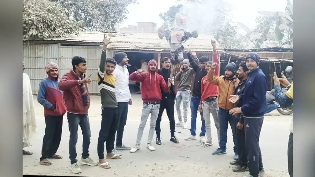 माले युवा नेता कुंदन यादव की गिरफ्तारी के खिलाफ युवाओं ने मुख्यमंत्री का फूंका पुतला