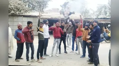 माले युवा नेता कुंदन यादव की गिरफ्तारी के खिलाफ युवाओं ने मुख्यमंत्री का फूंका पुतला