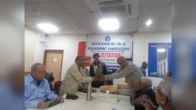 Jamshedpur news. एसबीआइ पेंशनर्स एसोसिएशन ने वरीय सदस्यों को किया सम्मानित