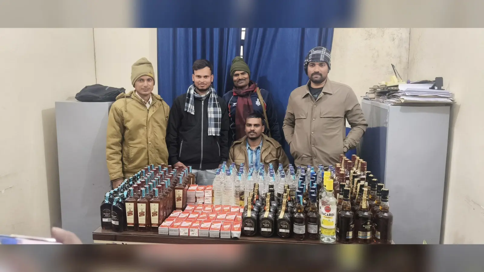 हाटे बाजार एक्सप्रेस ट्रेन से 100.40 लीटर शराब बरामद