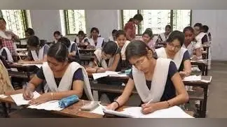 परीक्षा की सुगबुगाहट भी नहीं, कॉलेज लेने लगे मनमानी फी