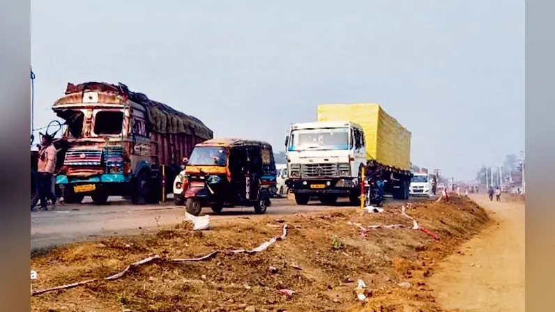 Gaya News : कोहरे के कारण जीटी रोड पर टकरायीं चार गाड़ियां, चालक हुआ घायल