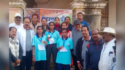 मैराथन दौड़ में राधिका, रोशनी व कोमल को मिला पुरस्कार