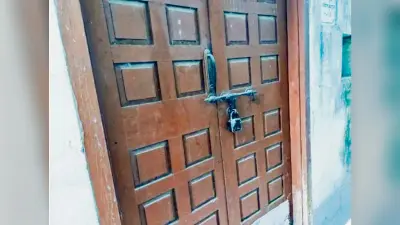 बेतिया के डीइओ के पैतृक घर में लटका है ताला