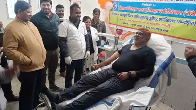 शिविर में दवा विक्रेताओं ने किया ब्लड डोनेट