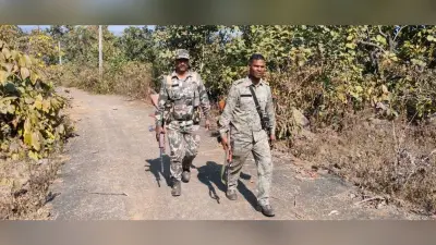 Bokaro News : नक्सलियों के बंकर और हथियार की तलाश में जुटी पुलिस