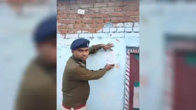 Giridih News: फरार आरोपी के घर पुलिस ने चिपकाया इश्तेहार
