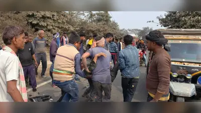 अज्ञात वाहन के धक्के से बाइक चालक जख्मी, गंभीर
