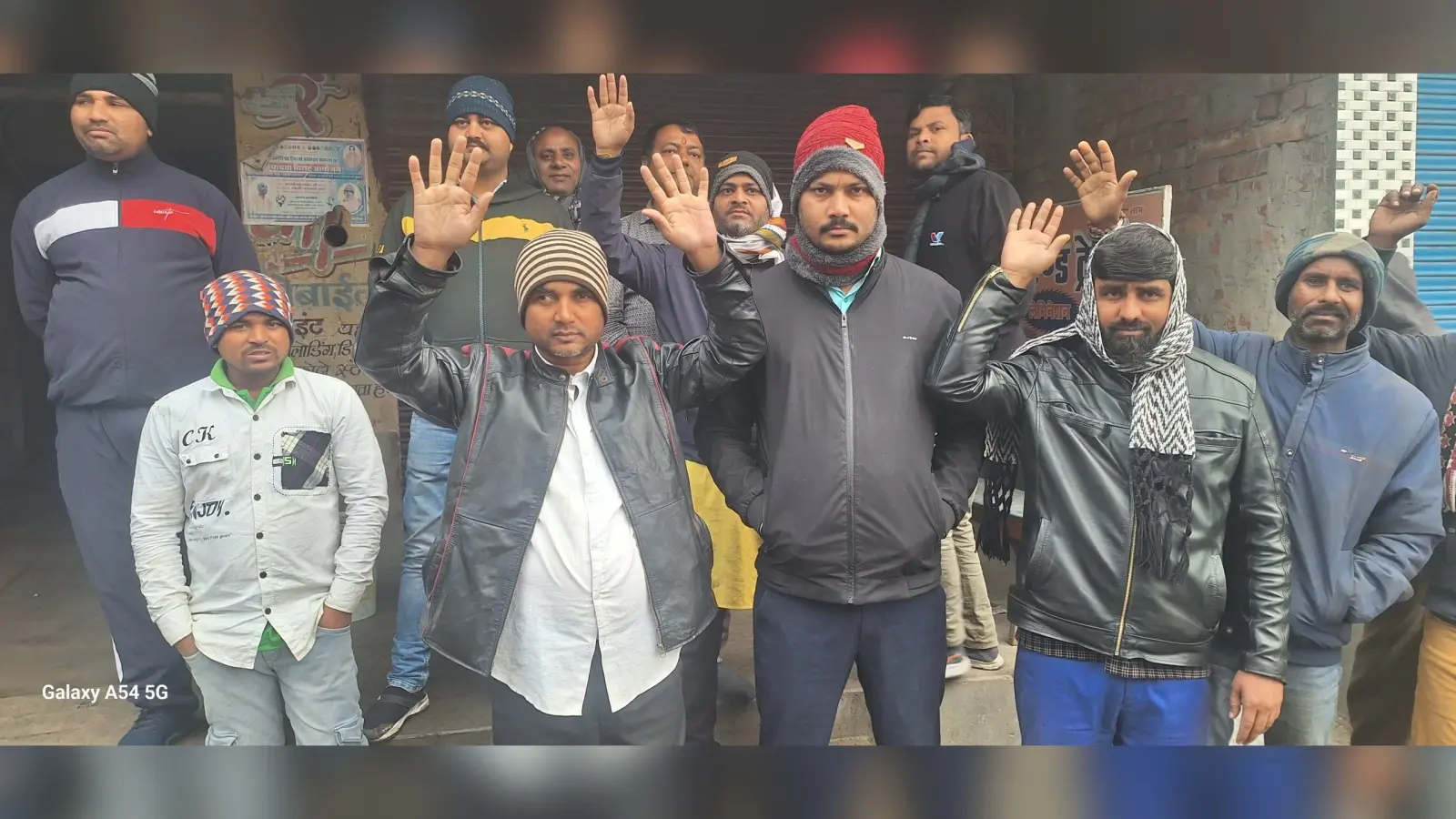 दमकल की मांग को ले ग्रामीणों ने किया प्रदर्शन