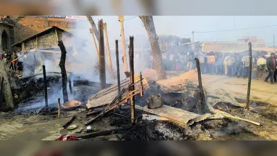 चूल्हे की चिंगारी से लगी आग, चार घर जले