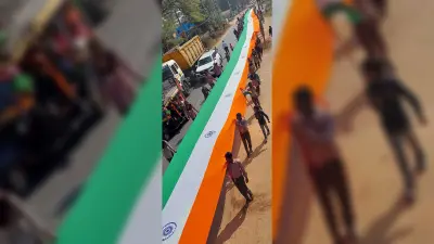 बच्चों ने निकाली 100 मीटर लंबा तिरंगा के साथ यात्रा