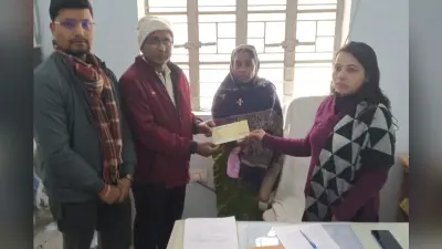 सीओ ने अग्निपीड़ित को दिया चेक