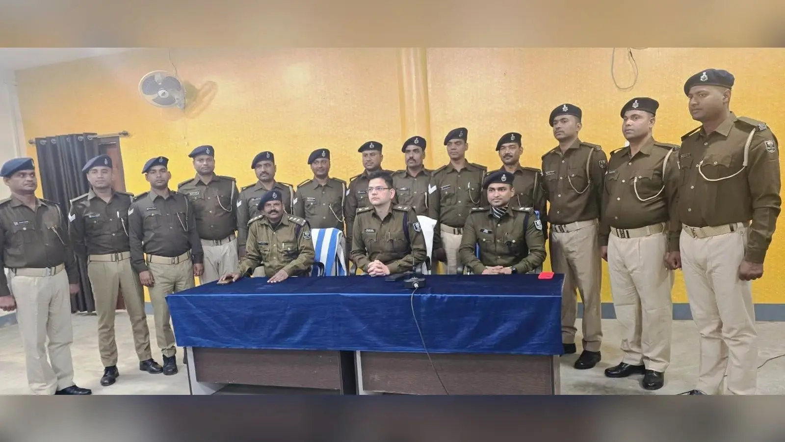 सिपाही से चालक हवलदार कोटि में प्रोन्नत कर्मियों को एसपी ने लगाया बैज