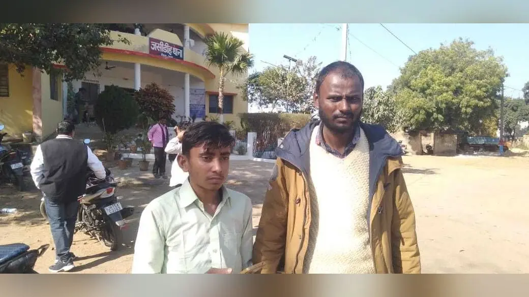 Deoghar News : यूपी के लड़के को डेढ़ माह तक बनाया बंधक, ठग लिये 35500 रुपये