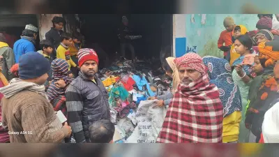 शॉर्ट सर्किट से दो कपड़ों की दुकान में लगी आग