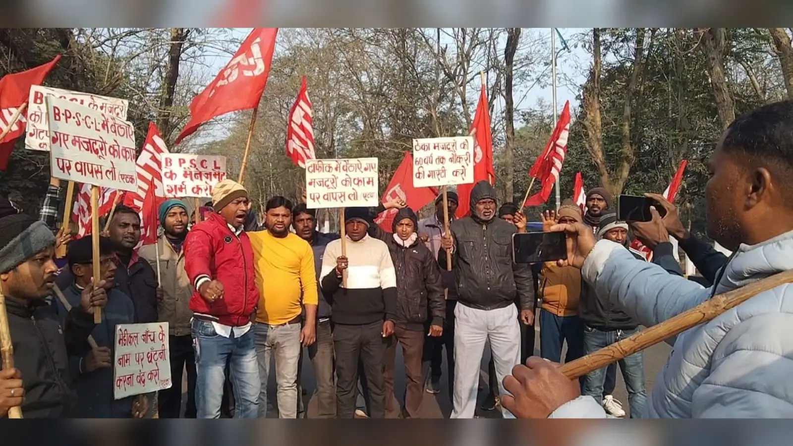 Bokaro News : बीएसएल व बीपीएससीएल में ठेका मजदूरों को काम पर वापस लेने को ले हुआ प्रदर्शन
