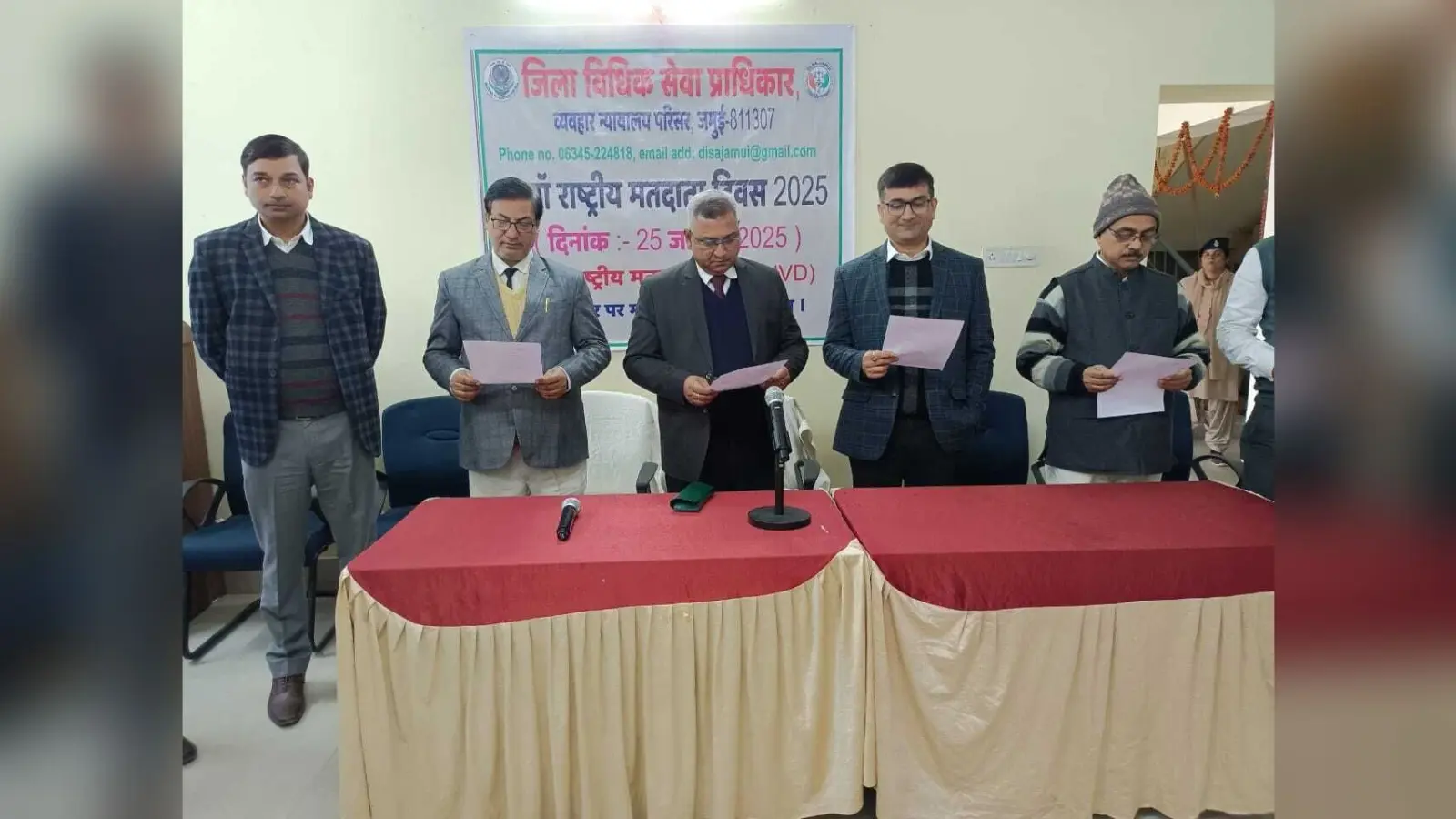 राष्ट्रीय मतदाता दिवस पर जिला जज ने दिलायी शपथ