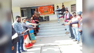 बीडीओ ने कर्मियों व मतदाताओं को दिलायी शपथ