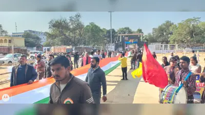 एक हजार फीट लंबे तिरंगे के साथ निकाली यात्रा