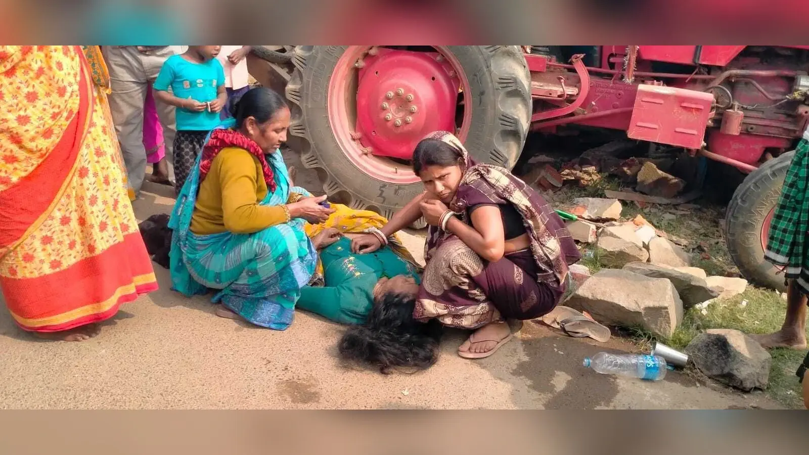 Chaibasa News : दुकान में घुसा ट्रैक्टर, महिला की मौत, युवती गंभीर